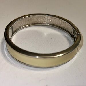 ♦️‎ Cream Enamel and Silver Hinged Bangle. Size 7